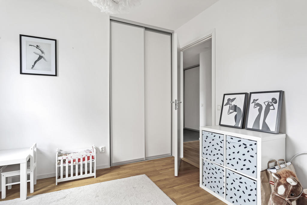Bra med förvaring i form av inbyggda garderober med skjutdörrar.