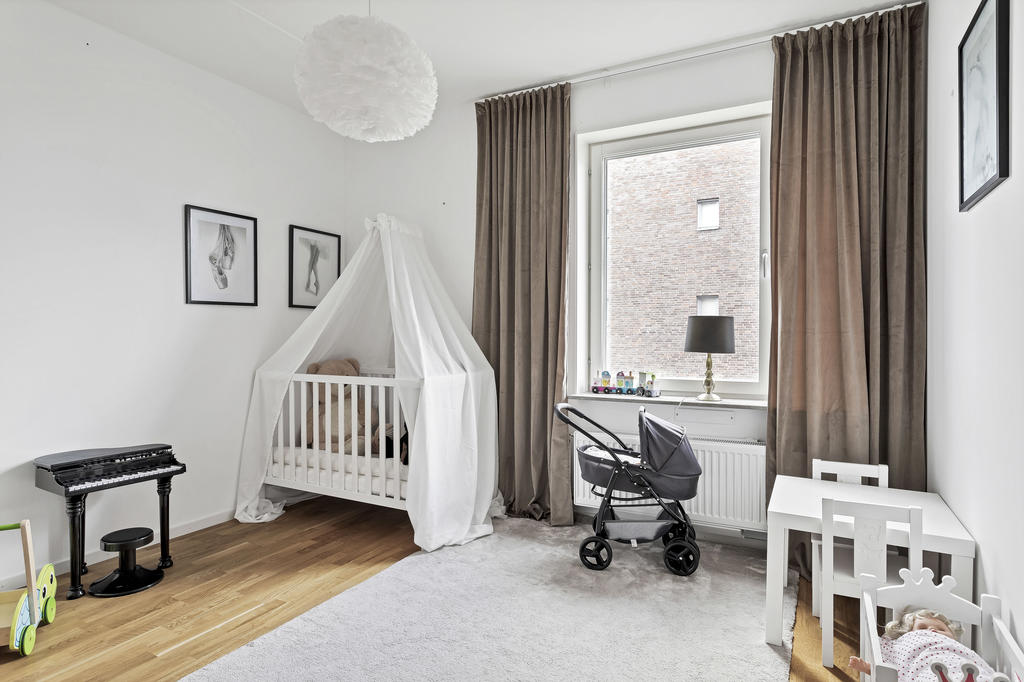 Rymligt sovrum, bra med utrymme för säng, skrivbord och annat möblemang.