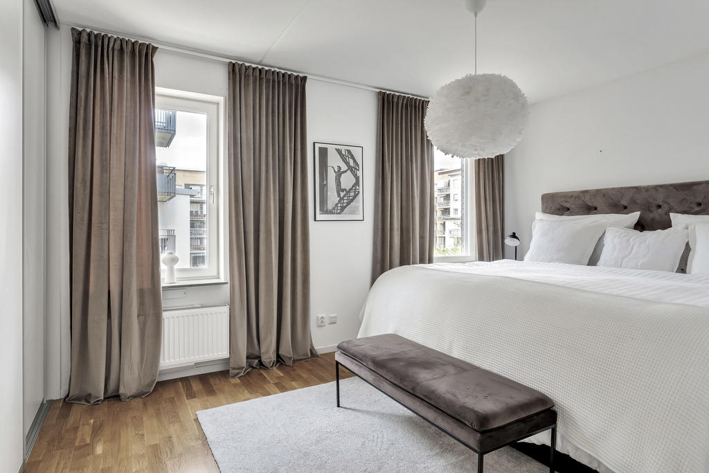 Stort master bedroom med fönsterpartier som ger fint ljusinsläpp. Bra förvaring i form av inbyggda garderober med skjutdörrar.