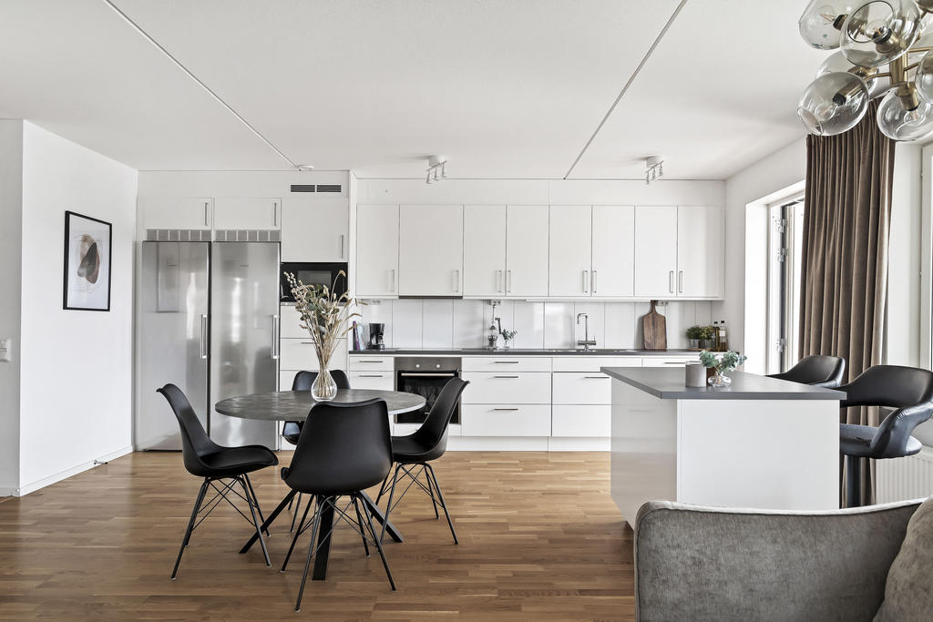 Ett rymligt kök, bra med arbetsyta och förvaring. Köket är utrustat med induktionshäll, inbyggd ugn och micro, kyl, frys, integrerad diskmaskin samt köksö.