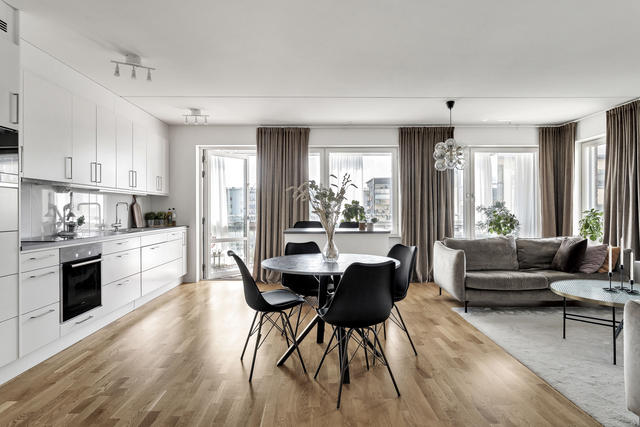 Varmt välkomna till Viragatan 9 och denna smakfulla bostad med fint ljusinsläpp och fri från insyn, med sitt läge högt upp i fastigheten!

Ljust kök och vardagsrum i öppen planlösning med utgång till den inglasade balkongen.