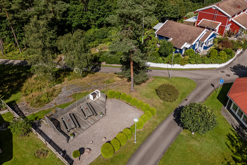 Fint hörnläge nära grillplatsen och kvarterslokalen