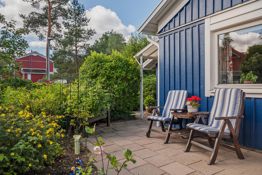 Framsidan har stenlagd uteplats