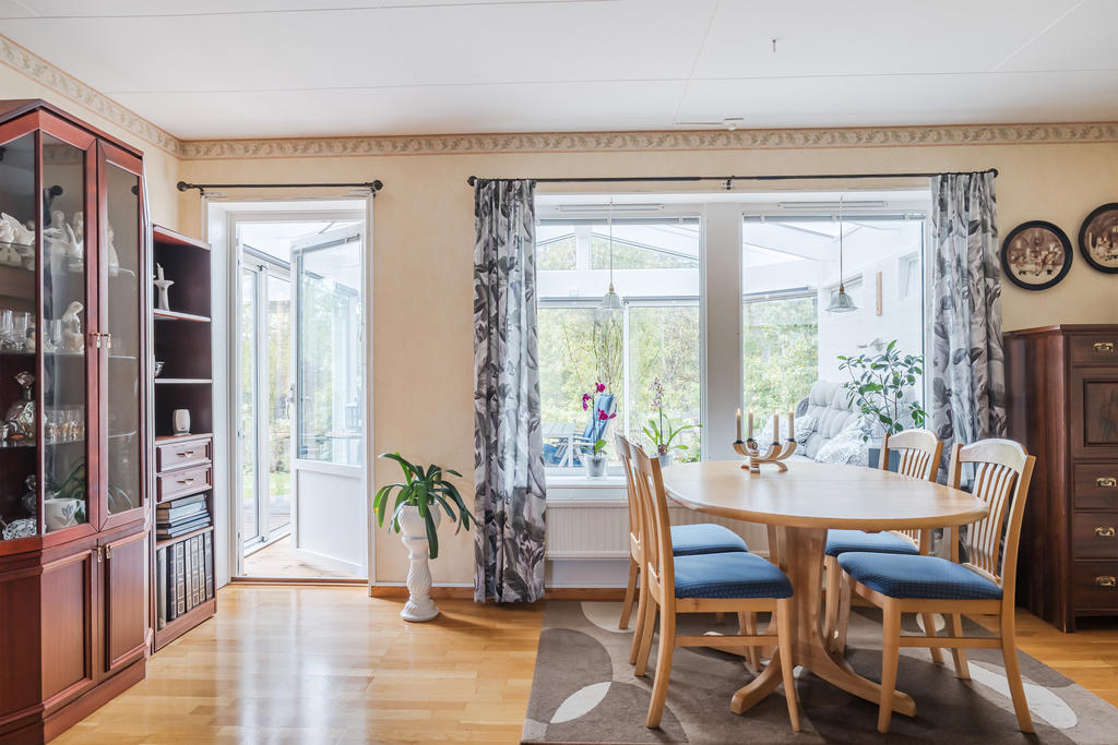Vardagsrummet har utgång till det fina uterummet