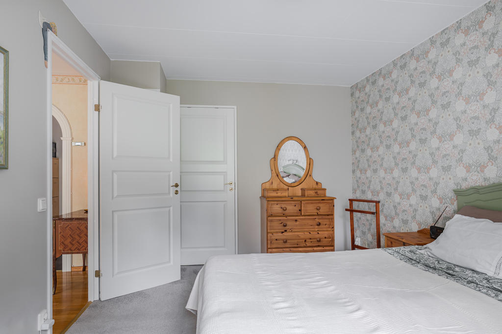 Sovrum 1 har egen klädkammare