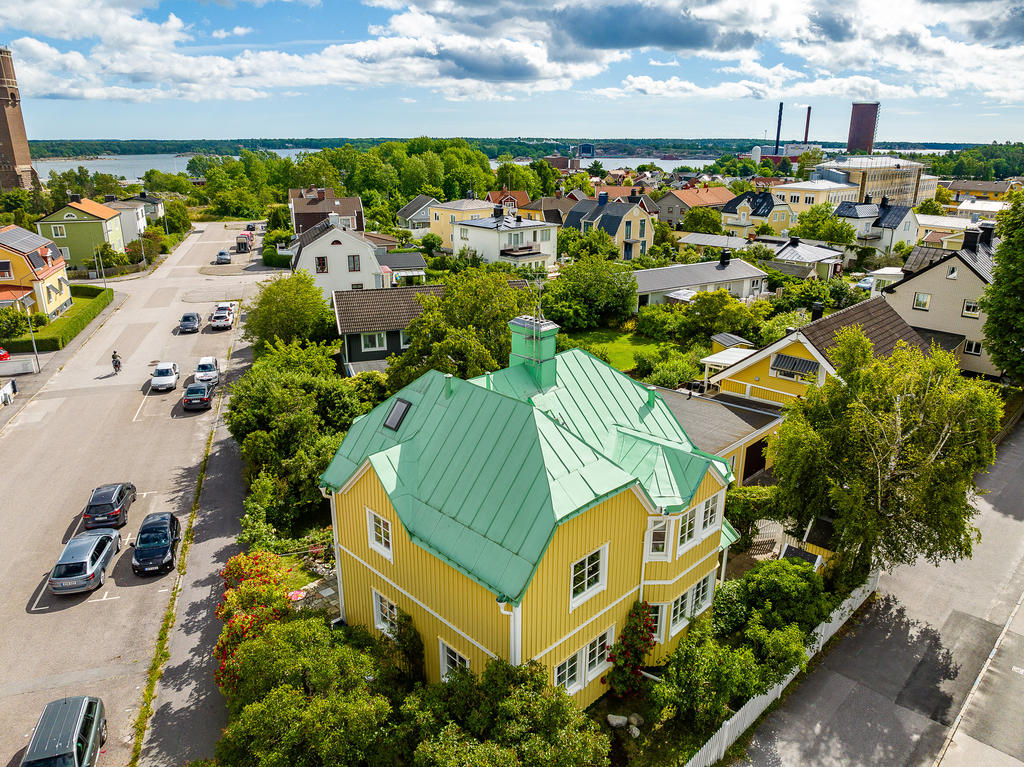 Centralt läge på hörntomt