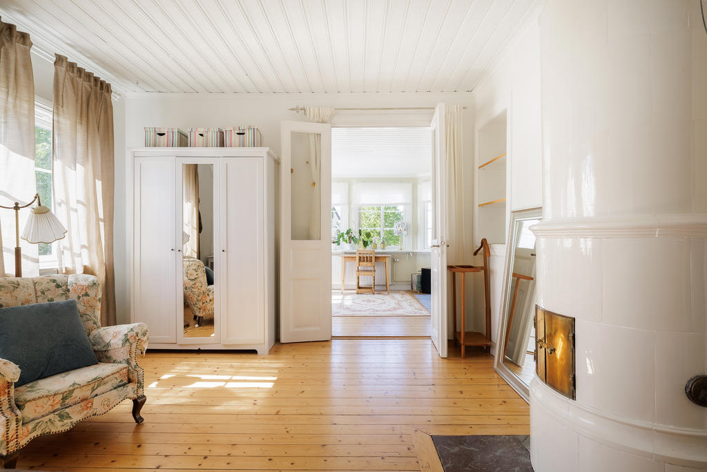 Sovrum med kakelugn