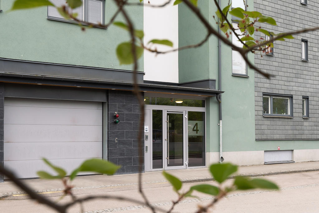 Entré med portkod och infart till garaget