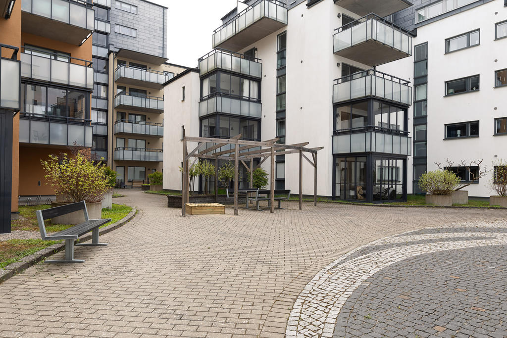 Sittplatser till allmänt förfogade på innergården