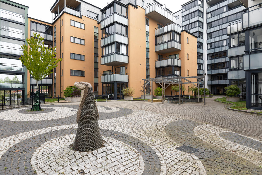 Konstverk i mosaik på innergården 