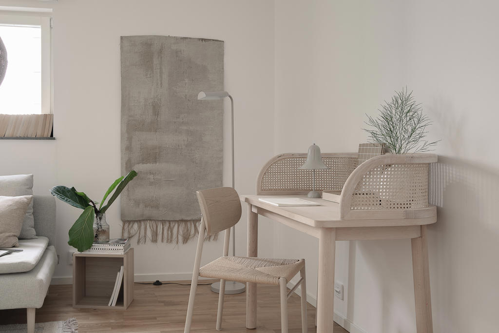 I vardagsrummet finns det plats för en arbetsplats om man vill
