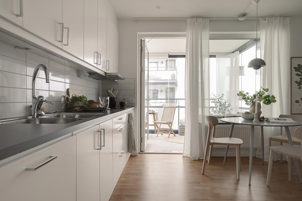 Ljust och fräscht kök med utgång till balkong 