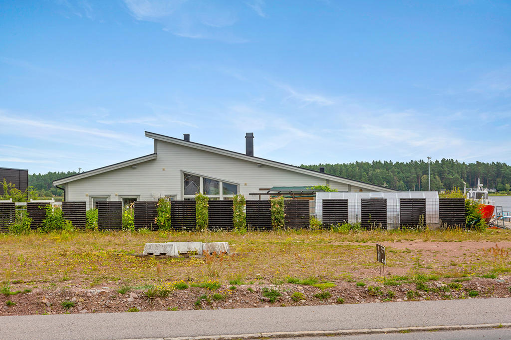 Kuggåsvägen 31, tomten i mitten