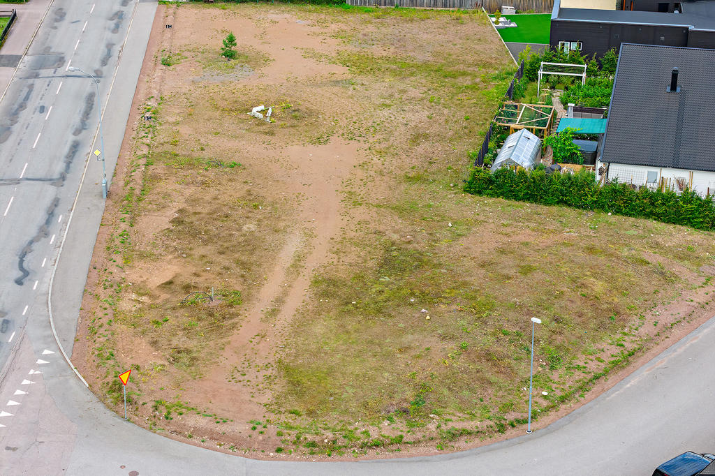 Kameran vänd mot väster, Kuggåsvägen 29 längst bort