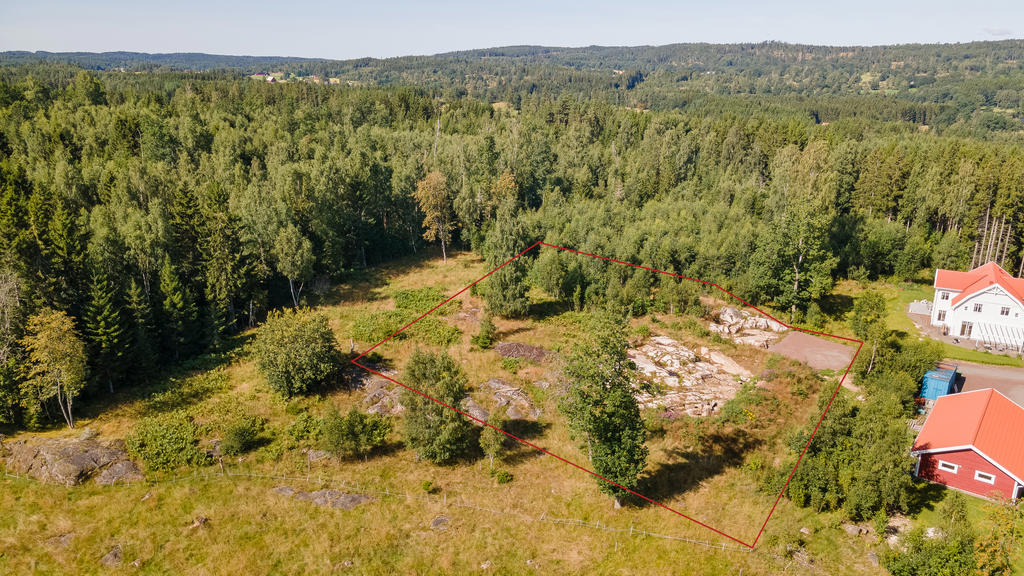Observera att linjen för tomtgränsen i detta foto inte är exakt