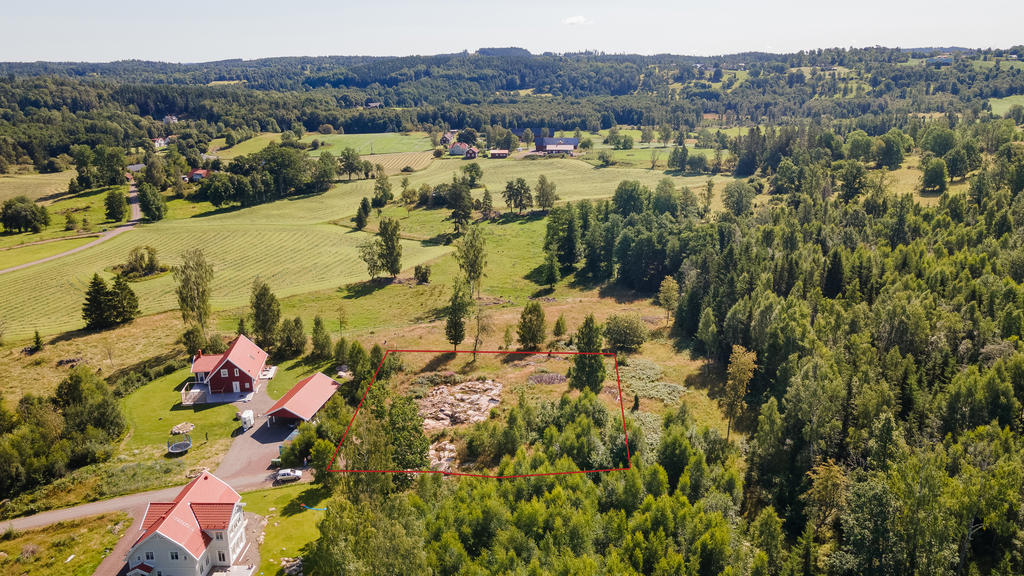 Observera att linjen för tomtgränsen i detta foto inte är exakt