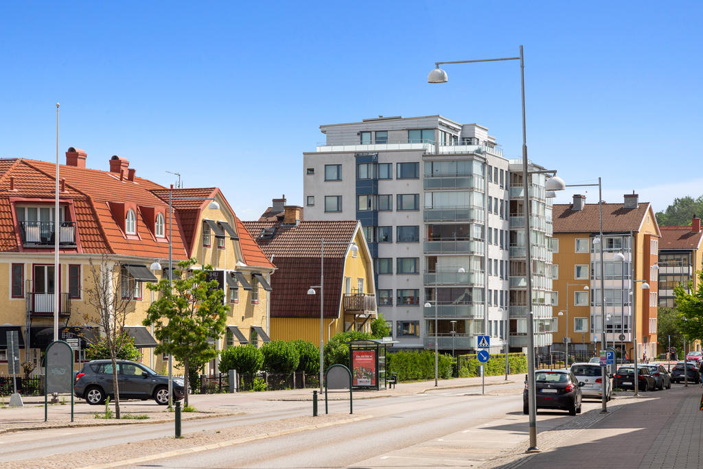 Kort promenad både till tågstation och busshållplatser