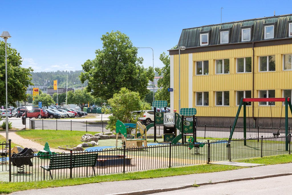 Gångavstånd till matbutiker och goda pendlingsmöjligheter med både buss och tåg!