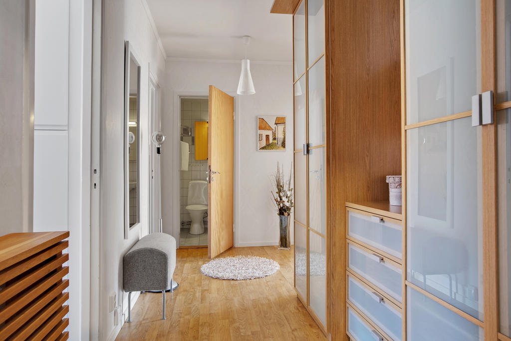 Hall med goda förvaringsmöjligheter i garderober och hyllor