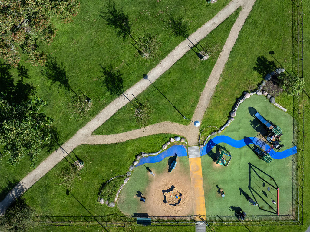 Lekplats med park ett stenkast från bostaden