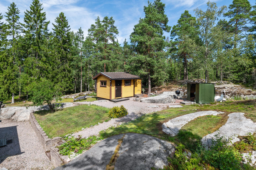 Förråd och grillplats