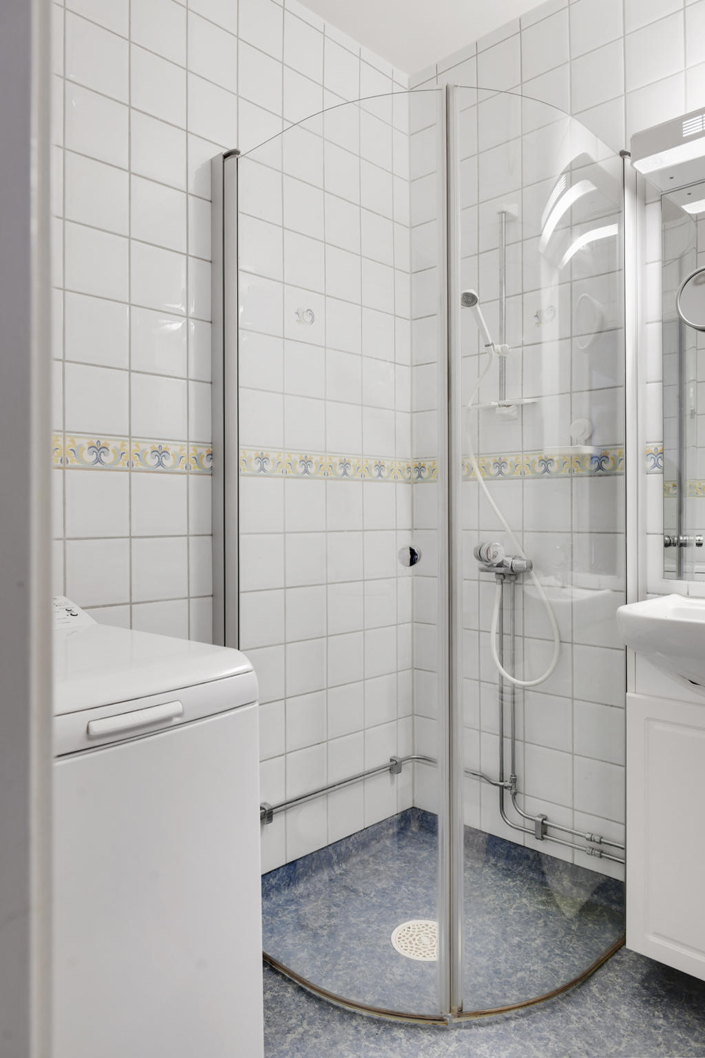 Badrum med toppmatad tvättmaskin 