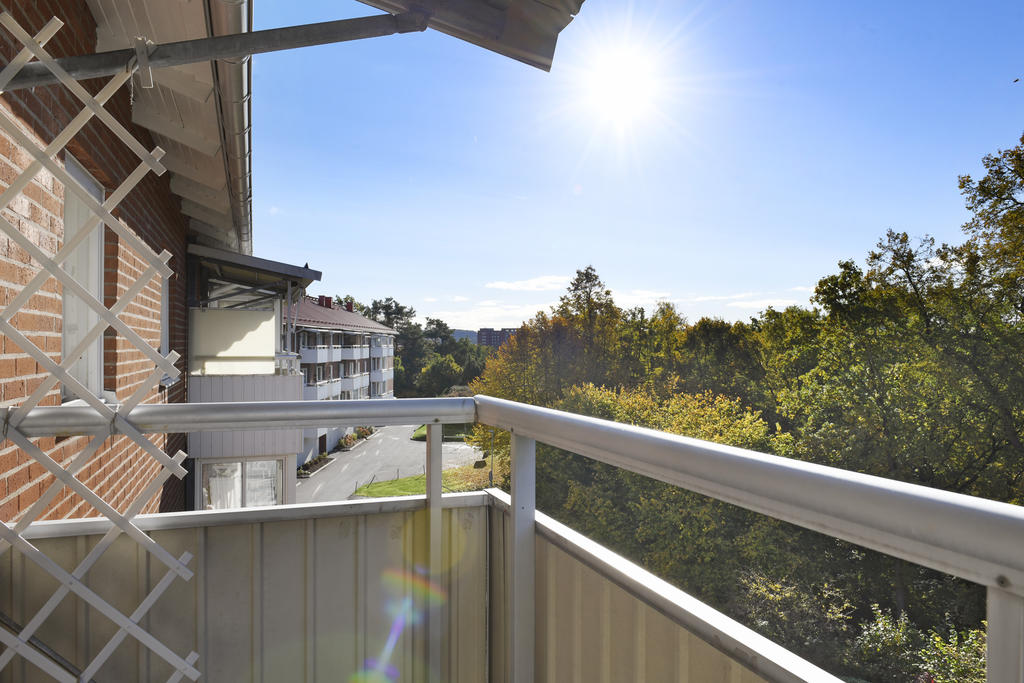 Från vardagsrummet når ni bostadens andra balkong 