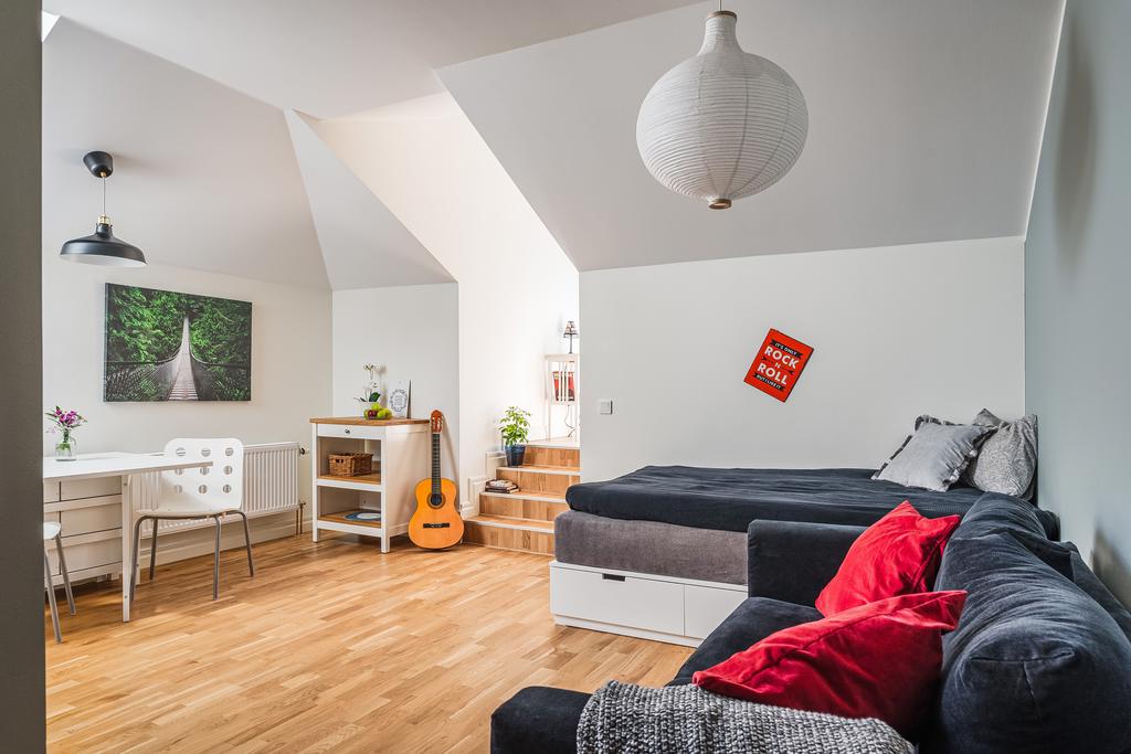 Ljus lägenhet med takfönster och tidtypiska detaljer.