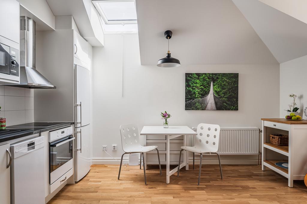 Kök och matplats med takfönster.