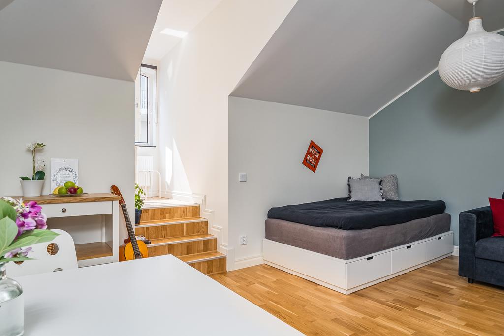 Gott om plats för säng, soffa, skrivbord och matplats.