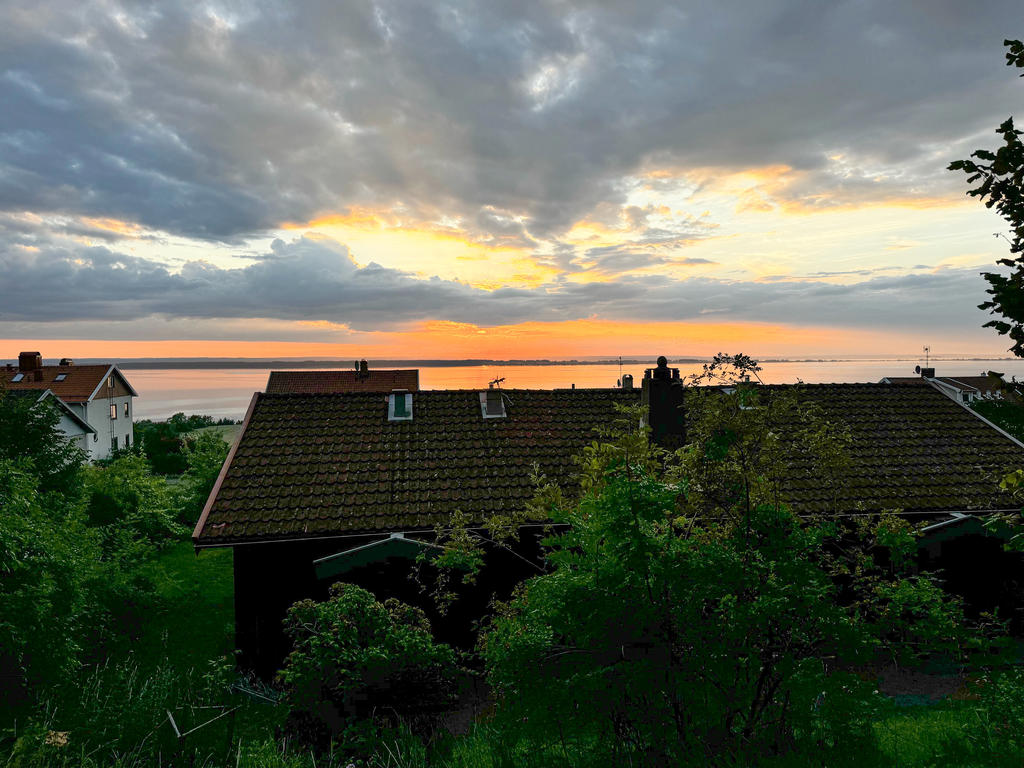 Säljarens bild på en av många vackra solnedgångar!