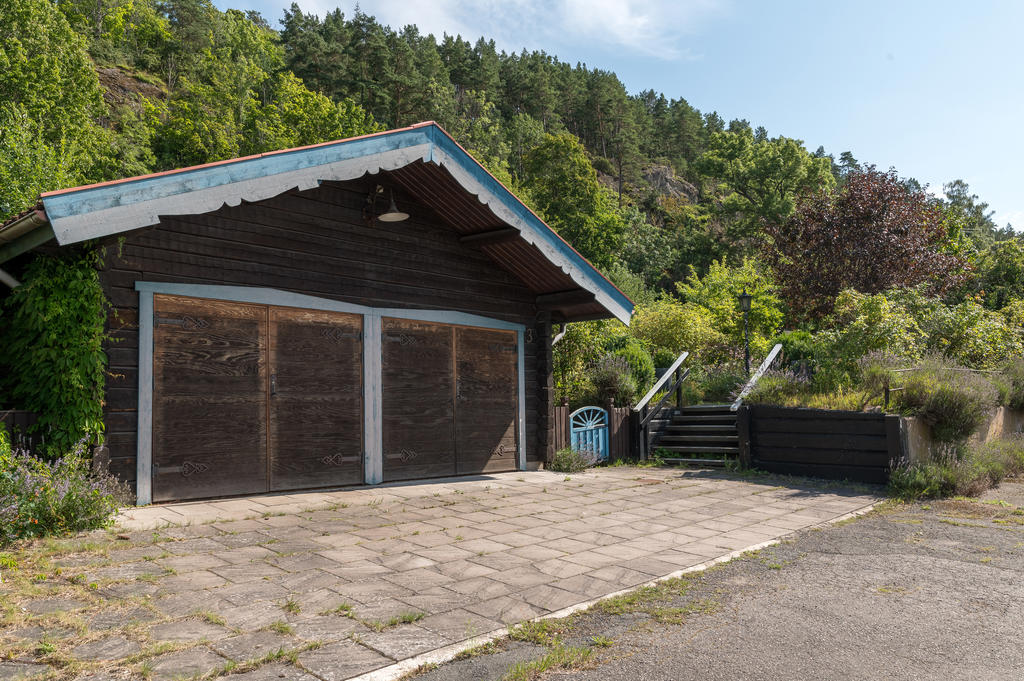 Garage med förrådsdel