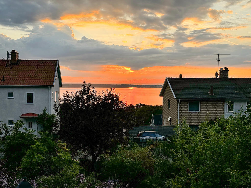 Säljarens bild på en av många vackra solnedgångar!