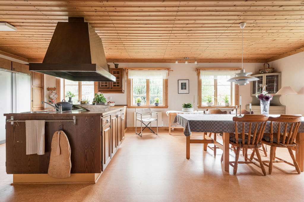 Stort kök med matplats