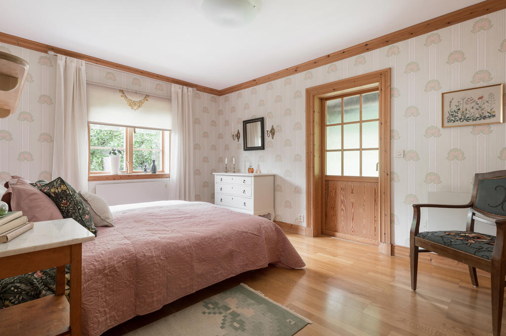 Sovrum med utgång till baksidan