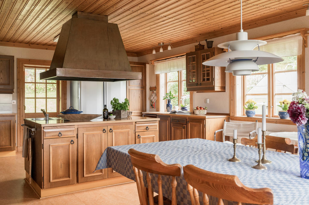 Från köket finns utgång till baksidan och skön frukostplats