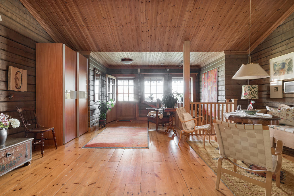 Mot entrén och trapp till källarplan