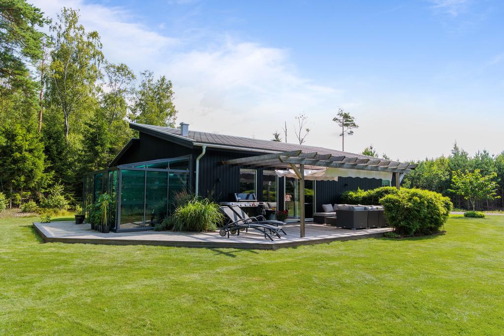 Välkommen till ett fantastiskt boende i omtyckta Långasand – en modern och stilfull villa som passar lika bra som permanentbostad som för avkopplande fritidsdagar.