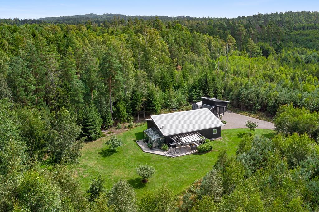 Här bor du med skogen som närmsta granne och havet inom kort promenadavstånd, inbäddad i en vacker, grönskande miljö där lugnet råder men äventyret alltid finns nära till hands.