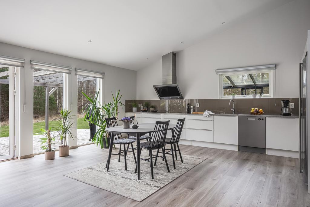 Köket från HTH är modernt och funktionellt med gott om arbetsytor, smart förvaring och plats för det stora matbordet
