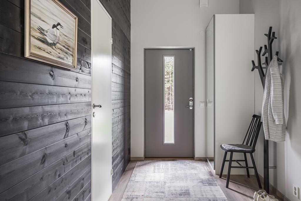 Redan i hallen möts du av ljus, rymd och smakfulla materialval som genomsyrar hela huset.