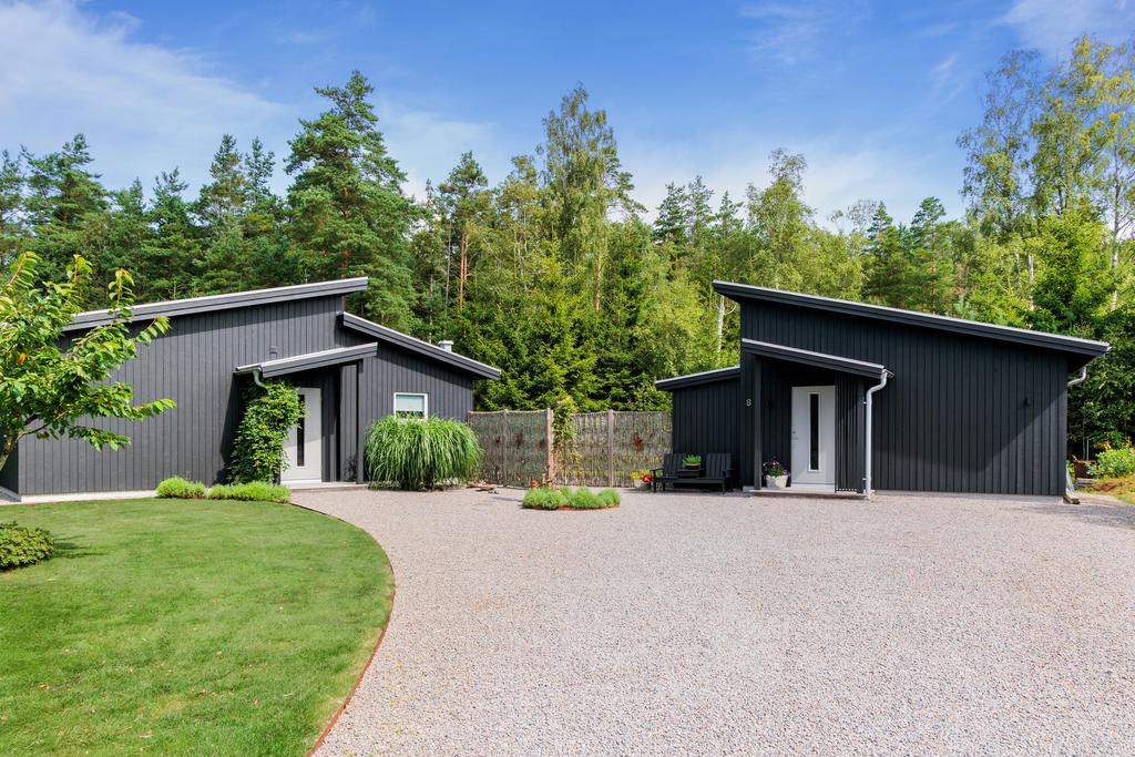 Stor uppfart med plats för flera bilar