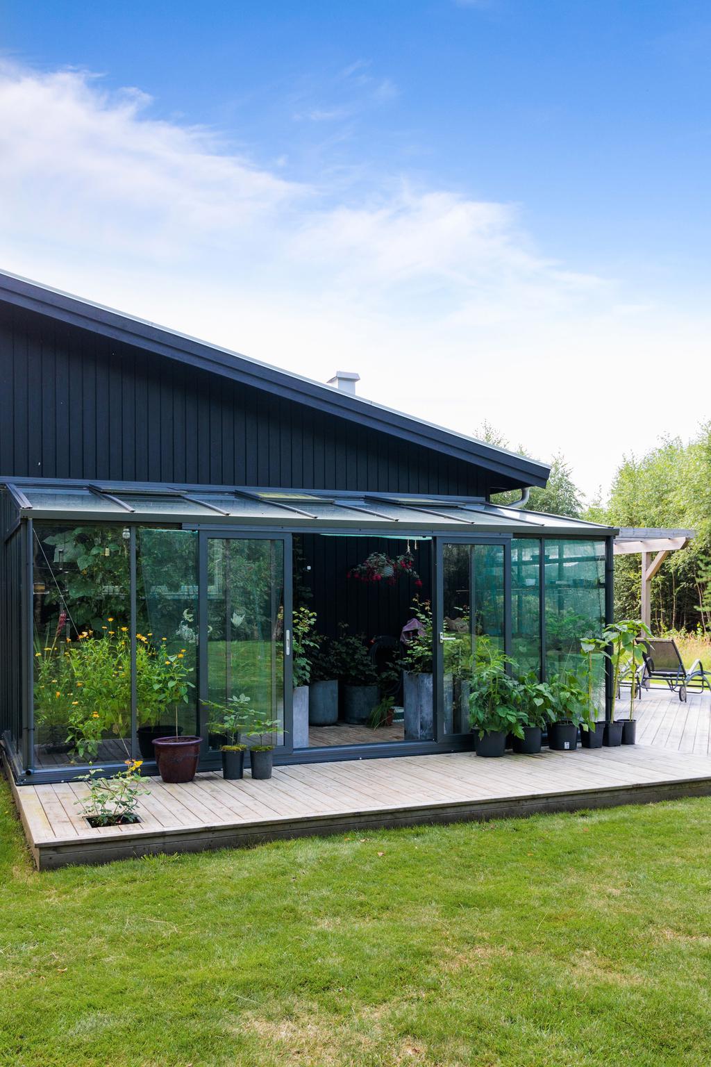 Trädgården är lika mycket en plats för vila som för aktivitet – oavsett om du vill odla, läsa en bok i solen eller låta barnen springa fritt.