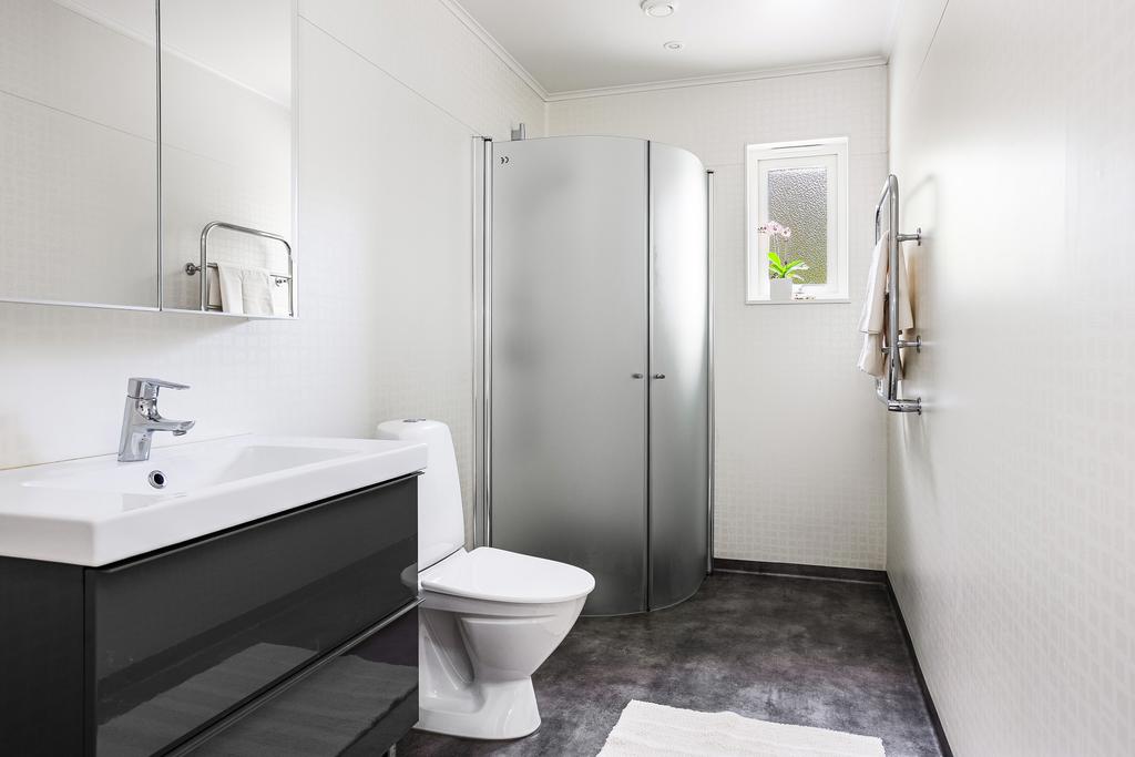 Bostaden erbjuder två badrum i modern stil med våtrumstapet som ytskikt.