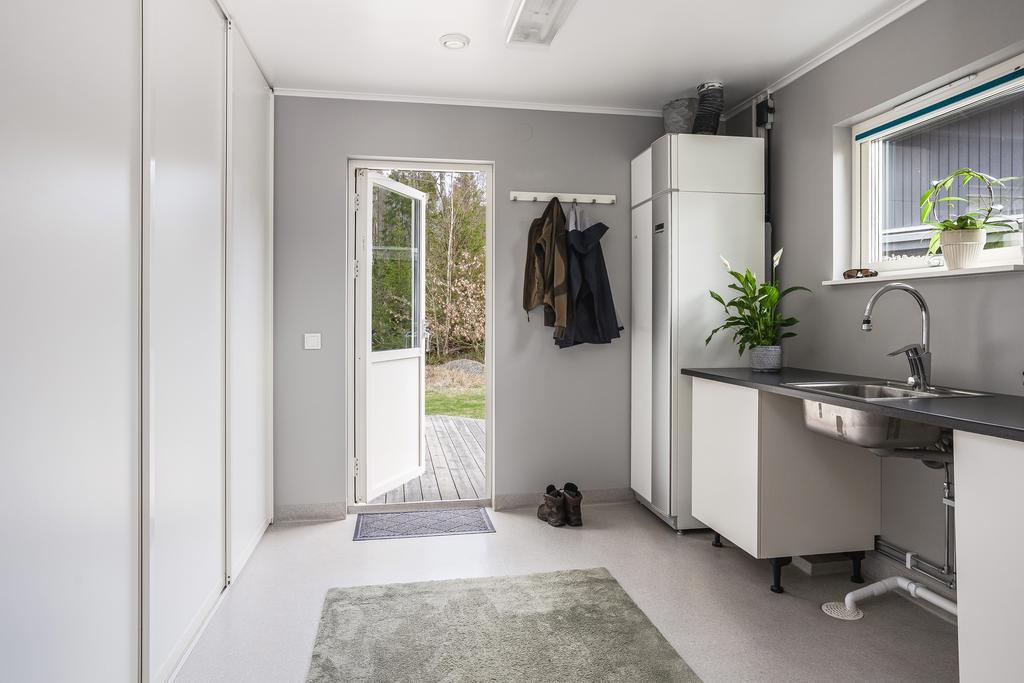 Groventrén med separat tvättstuga erbjuder både arbetsyta, förvaring och tvättmaskin/torktumlare (Bosch) – perfekt efter en dag ute i naturen.

