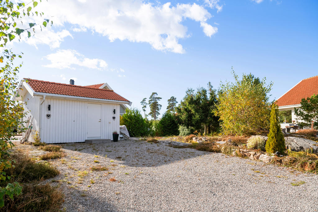 Fullisolerat ttefallshus med el och parkettgolv samt bra parkeringsmöjligheter framför.
