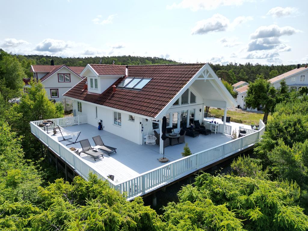 Ljus och fräsch uteplats med många soltimmar!