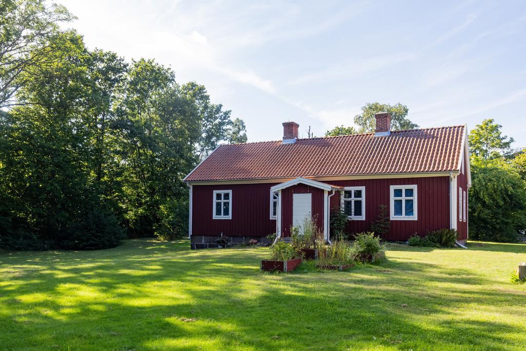 Före detta lärarbostaden, en vacker villa på tomten med möjlighet att inredas till boende eller annat