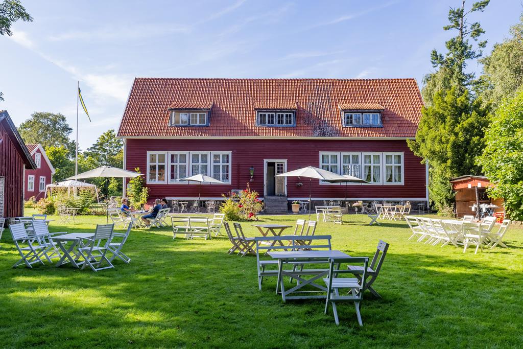 Vacker bakgård med stor yta för sittande gäster