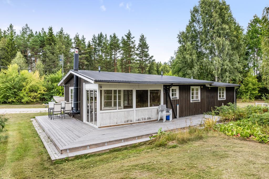 Stor veranda runt nästan hela huset samt inglasad del för de mindre varma kvällarna